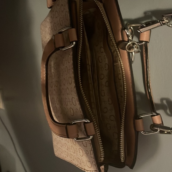 Guess lock and key purse - Picture 3 of 4